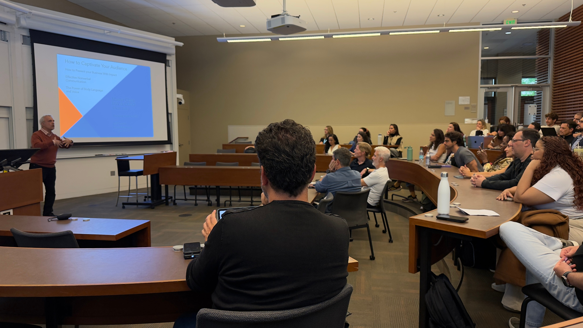 O palco é seu: como dominar a linguagem não-verbal e transformar qualquer apresentação em experiência